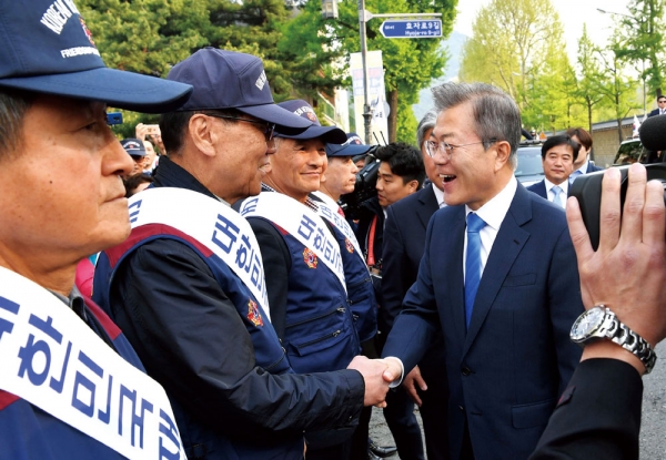 2018년 4월27일 문재인 대통령이 남북 정상회담 성공을 기원하는 재향군인회 회원들과 악수하고 있다. ⓒ 뉴시스