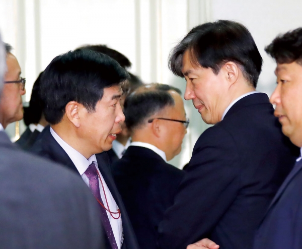 백원우 청와대 민정비서관(왼쪽)이 조국 청와대 민정수석과 2018년 11월20일 오전 청와대에서 열린 제3차 반부패정책협의회에서 얘기를 나누고 있다. ⓒ 시사저널 포토