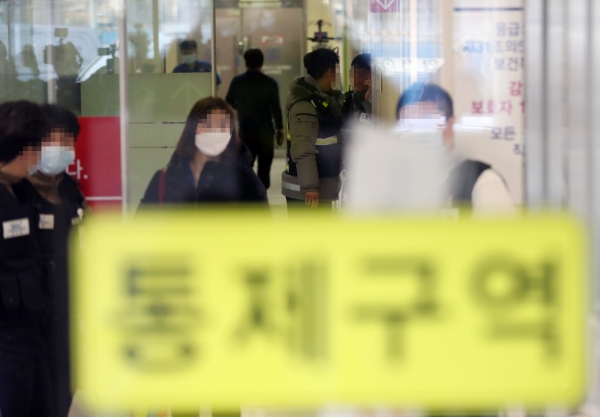 1월3일 신재민 전 기획재정부 사무관이 극단적 선택을 암시하고 잠적했다 후송된 서울 보라매병원 응급실에서 경찰 관계자들과 직원 등이 분주하게 움직이고 있다. ⓒ 연합뉴스