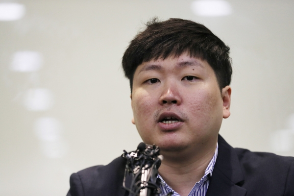 청와대가 KT&G 사장교체를 지시하는 등 부당한 압력을 가했다고 주장한 신재민 전 기재부 사무관이 1월2일 오후 서울 강남구 한 사무실에서 기자회견을 하고 있다. ⓒ 연합뉴스