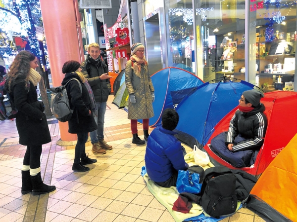 여행온 외국인들이 ‘하쓰우리’를 기다리고 있는 텐트 행렬이 신기한듯 말을 걸고 있다. © 이인자 제공