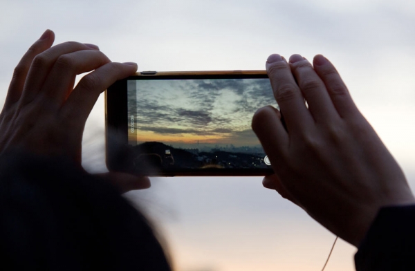 2019년 기해년(己亥年) 첫날인 1일 오전 시민들이 새해 첫 일출을 보기 위해 서울 용산구 남산을 찾고 있다. 새벽에 낀 구름 탓에 완연한 일출을 보긴 힘들었지만 구름사이로 태양이 떠오르자 시민들이 휴대폰으로 사진을 찍거나 가족을 위한 기도로 2019년을 맞이하고 있다. ⓒ 시사저널 박정훈