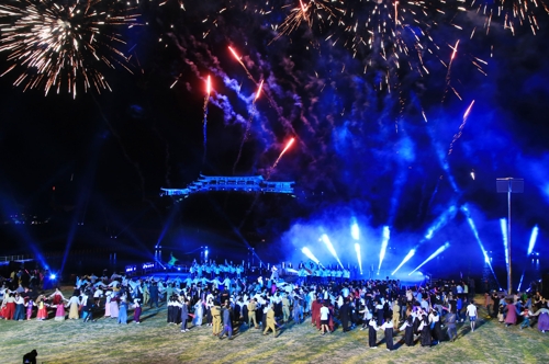3년 연속 문화관광 유망축제 선정돼 1억원 지원을 받는 밀양아리랑대축제의 핵심 프로그램인 실경 멀티미디어쇼 밀양강 오딧세이 장면. ©밀양시