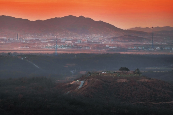 해 저무는 2018년 12월 경기도 파주시 접경지역에서 바라본 DMZ 일대의 모습. GP 너머로 개성공단 일대에 평화로운 노을이 스며들고 있다. ⓒ 연합뉴스