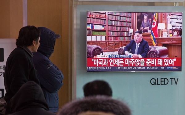 1월1일 서울역 대합실에서 시민들이 김정은 북한 국무위원장 신년사 방송을 보고 있다. ⓒ 시사저널 고성준