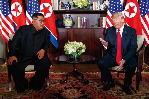 문재인 대통령과 김정은 국무위원장이 무개차를 타고 2018년 9월18일 평양 순안공항에서 백화원 초대소로 이동하며 시민들을 향해 인사하고 있다. ⓒ 평양 사진공동취재단