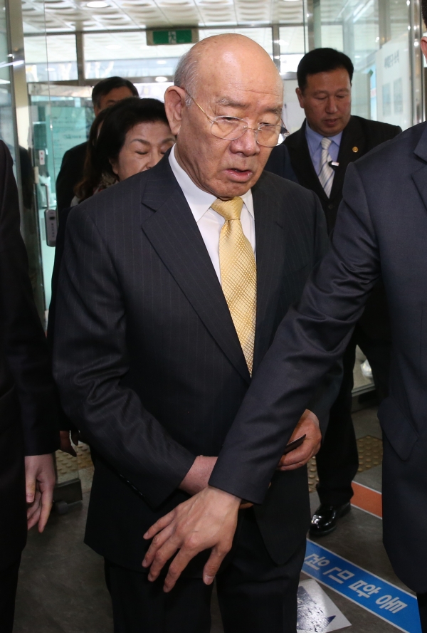 고(故) 조비오 신부에 대한 사자(死者)명예훼손 혐의로 기소된 전두환씨의 재판이 1월7일 광주지법에서 열린다. 전씨 측은 “독감과 고열로 인해 출석이 불가능하다”며 재판에 불출석하겠다는 의사를 피력하고 있다. ⓒ 연합포토