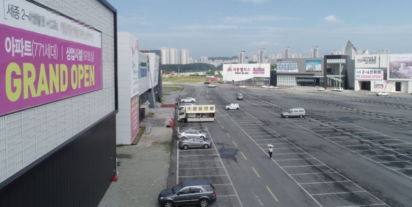 최근 정부의 고강도 부동산 규제가 계속되면서 지방 부동산 시장은 하락세를 넘어 빈사 상태에 빠지고 있다. 사진은 2018년 7월 대통령 직속 재정개혁특위가 부동산 개편 최종권고안을 발표한 직후 세종시 아파트 견본주택 밀집지역 모습 ⓒ 연합뉴스