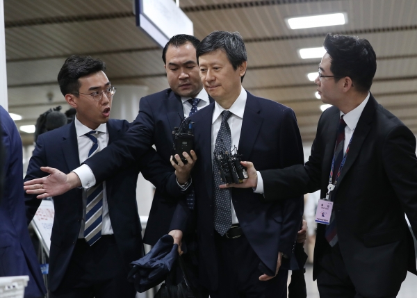 신동주 전 일본 롯데홀딩스 부회장이 2018년 10월5일 서초동 서울중앙지법에서 열리는 경영비리 선고공판에 출석하는 모습 ⓒ 연합뉴스