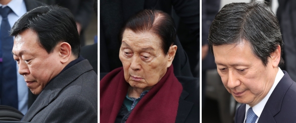 롯데가(家) 경영비리 혐의로 재판을 받은 신동빈 롯데그룹 회장(왼쪽부터), 신격호 롯데 창업자, 신동주 전 일본 롯데홀딩스 부회장 3부자가 2017년 12월22일 오후 서울 서초구 서울중앙지법에서 열린 선고공판이 끝난 뒤 각각 법정을 나서는 모습 ⓒ 연합뉴스