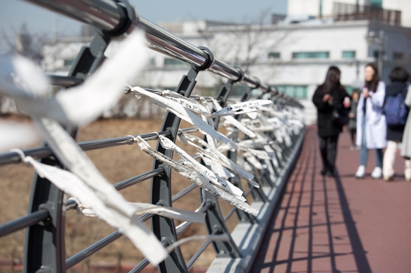 이종현 시사저널 기자=지난해 2월 서울아산병원으로 향하는 다리난간에 박선욱 간호사 추모 리본이 달려있다. 박 간호사는 지난해 초 '태움'이라는 간호사 따돌림으로 스스로 목숨을 끊었다. 