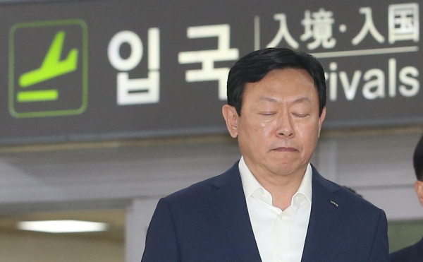 신동빈 롯데그룹 회장이 2016년 7월 일본 롯데 현안을 챙긴 뒤 귀국하는 모습 ⓒ 연합뉴스