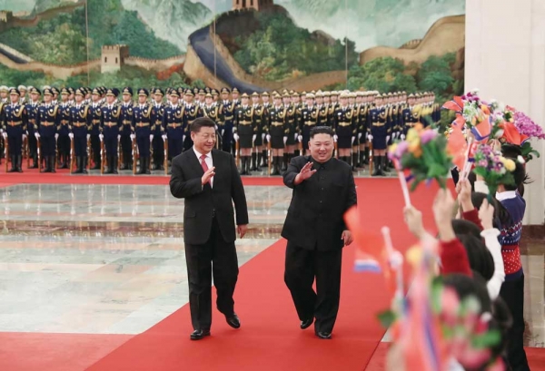 김정은 북한 국무위원장(오른쪽)과 시진핑 중국 국가주석이 1월10일 베이징에서 군 의장대를 사열하고 있다. ⓒ Xinhua