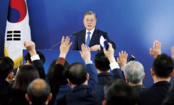 문재인 대통령이 1월10일 청와대 영빈관에서 열린 내외신 출입 기자들을 대상으로 한 신년 기자회견에서 기자들의 질문 세례를 받고 있다. ⓒ 연합뉴스