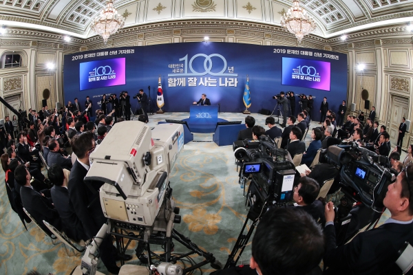 문재인 대통령이 1월10일 오전 청와대 영빈관에서 열린 2019년 신년 기자회견에서 답변하고 있다. ⓒ 연합뉴스