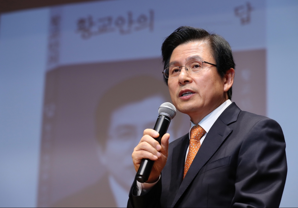 황교안 전 국무총리가 최근 자유한국당 입당 의사를 밝혔다. 사진은 황 전 총리가 2018년 9월 ‘황교안의 답’ 출판기념회에서 책을 소개하는 모습 ⓒ연합뉴스