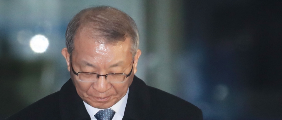 전직 사법부 수장으로서 처음으로 피의자 신분으로 검찰에 소환된 양승태 전 대법원장이 11일 오후 서울 서초구 서울중앙지검을 나서고 있다. ⓒ연합뉴스