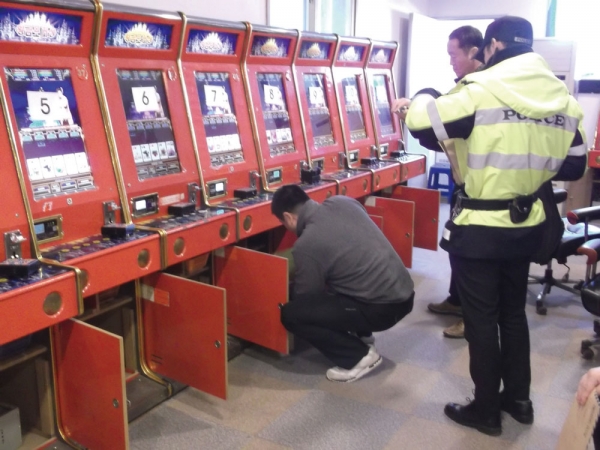 사진은 2017년 3월24일 경찰이 불법 환전 게임장을 급습해 증거물을 압수하는 모습 ⓒ 뉴시스