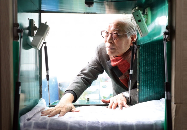 1월9일 서울 관악구 주사랑공동체 교회 이종락 목사가 교회 건물 한편에 설치된 60cm 남짓한 베이비박스 안을 들여다보고 있다. ⓒ 시사저널 박정훈