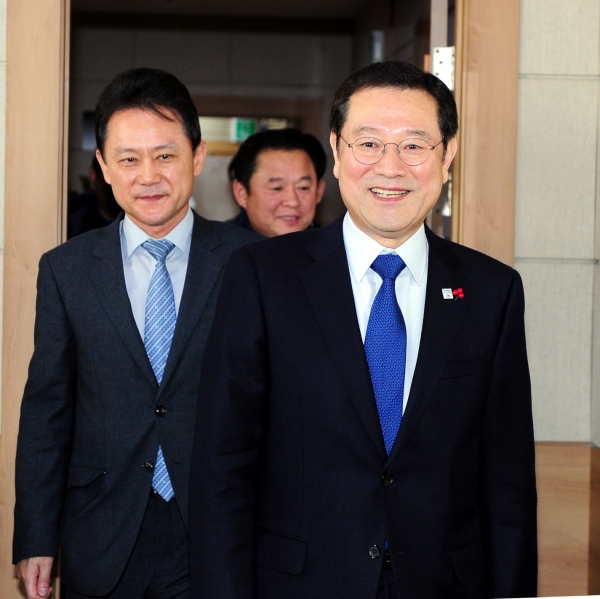 이용섭 광주시장이 ‘금호타이어 업무협약 체결식’에 참석하기 위해 조삼수 전국금속노조 금호타이어지회 대표지회장, 전대진 금호타이어 부사장과 함께 이동하고 있다. ⓒ광주시 제공