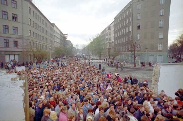 수천 명의 동독 사람들이 1989년 11월12일 독일 베를린의 베르나우어 거리에 있는 검문소를 통과하고 있다. ⓒ dpa 연합
