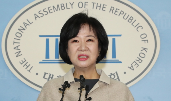 손혜원 더불어민주당 의원이 1월20일 국회 정론관에서 열린 기자회견에서 탈당을 선언하고 목포 부동산 투기 의혹에 대해 해명하고 있다. ⓒ 연합뉴스