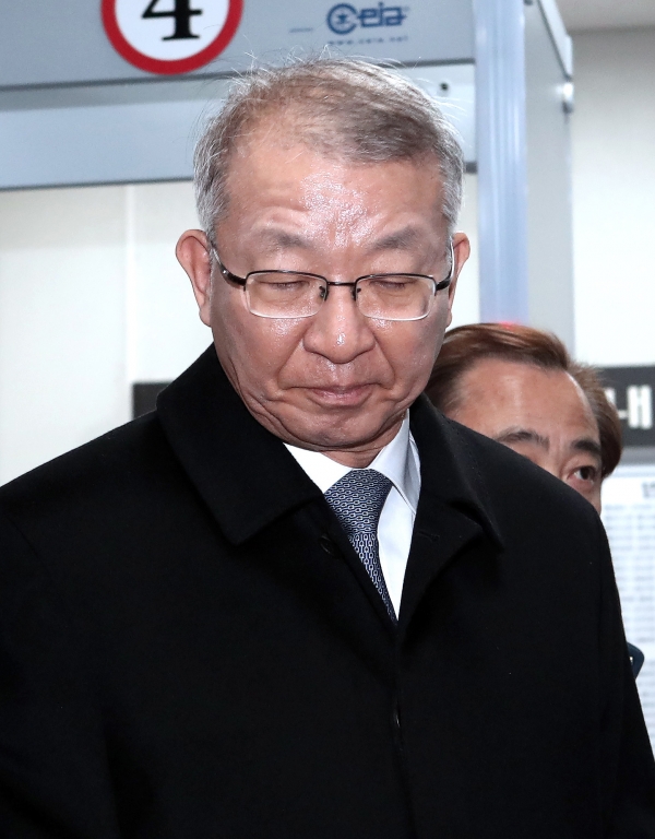 '사법농단' 의혹의 최정점인 양승태 전 대법원장이 1월23일 오후 서울 서초구 서울중앙지방법원에서 열린 영장실질심사를 마치고 서울구치소에서 대기하기 위해 이동하고 있다. ⓒ 사진공동취재단.