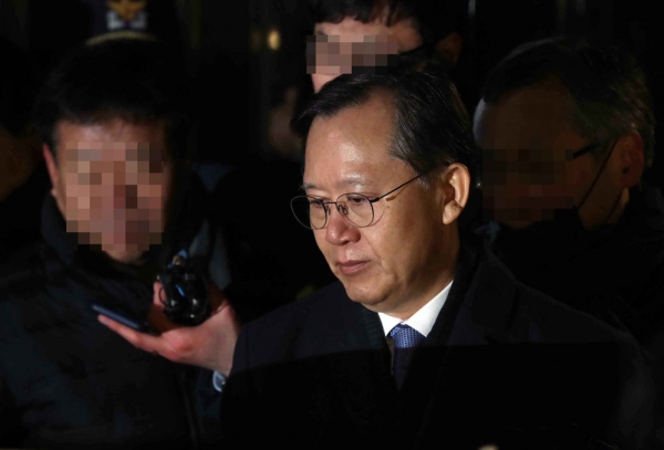 사법행정권을 남용한 혐의를 받는 박병대 전 대법관이 24일 구속영장이 기각된 후 경기도 의왕 서울구치소를 나서고 있다. ⓒ 연합뉴스