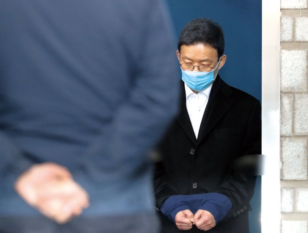 1월23일 ‘서지현 인사 불이익’ 혐의로 재판에 넘겨진 안태근 전 검사장이 호송차를 타기 위해 이동하고 있다. ⓒ 연합뉴스