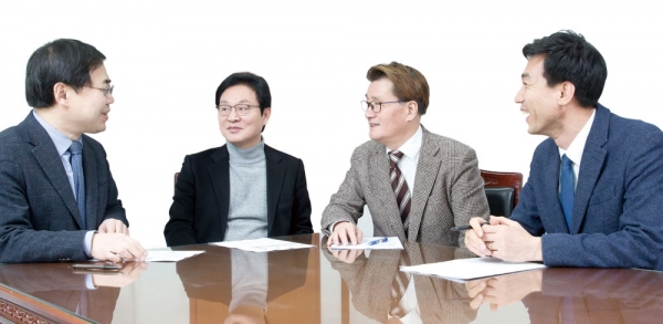 유창선 시사평론가, 정두언 전 한나라당 의원, 유종필 전 통합민주당 대변인, 소종섭 시사저널 편집국장(왼쪽부터)이 1월22일 시사저널 회의실에서 정국 대담을 나누고 있다. ⓒ 시사저널 임준선