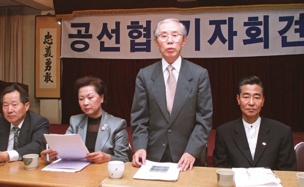 손봉호 공명선거실천시민운동협의회 상임 공동대표 등이 2001년 9월25일 서울  종로구 흥사단에서 그해 4·13 총선 선거사범에 대한 신속한 재판을 촉구하는 기자회견을 하고 있다. ⓒ 연합뉴스