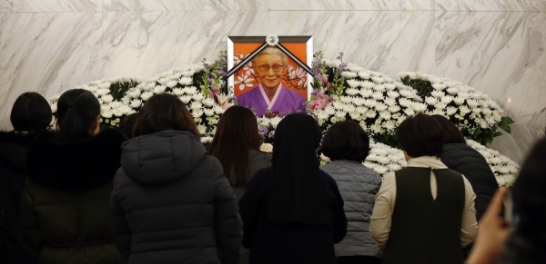 1월29일 오후 서울 서대문구 세브란스 병원 장례식장 특실에 마련된 일본군 '위안부' 피해자 고(故) 김복동 할머니 빈소를 찾은 시민들이 조문을 하고 있다. / 시사저널 고성준