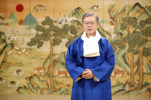 2월2일 청와대는 문재인 대통령이 한복을 입고 국민들에게 설 인사를 하는 모습을 공개했다. ⓒ청와대 제공