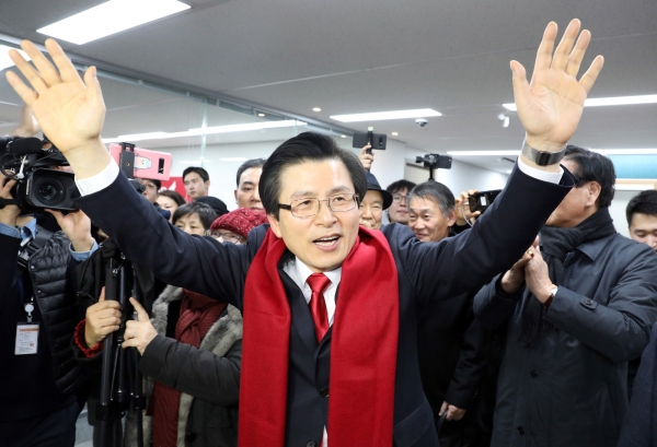 황교안 전 국무총리가 1월29일 오전 서울 영등포구 자유한국당 당사에서 당 대표 출마 기자회견을 끝낸 후 지지자들에게 두 손을 들어 인사하고 있다. ⓒ시사저널