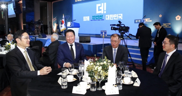 국내 4대 그룹 총수들이 1월2일 서울 여의도 중소기업중앙회 그랜드홀에서 열린 2019 기해년 신년회에서 만나 얘기를 나누고 있다. 이재용 삼성전자 부회장(왼쪽부터), 최태원 SK그룹 회장, 정의선 현대자동차그룹 수석 총괄부회장, 구광모 LG그룹 회장. ⓒ연합포토