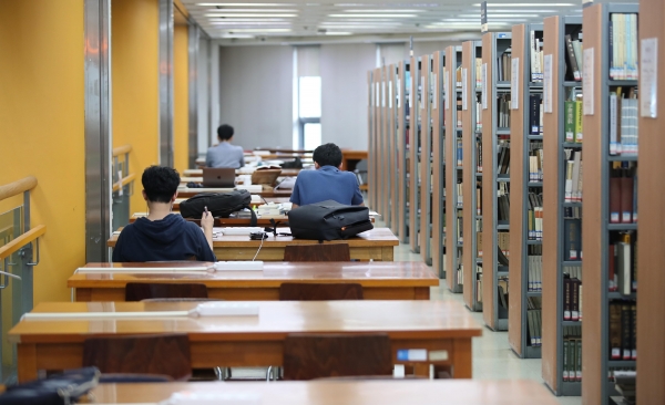 학생 등 연구자들에게 학술논문 데이터베이스(DB)에 대한 접근권은 기본권과 같다는 지적이 나온다. ⓒ연합뉴스