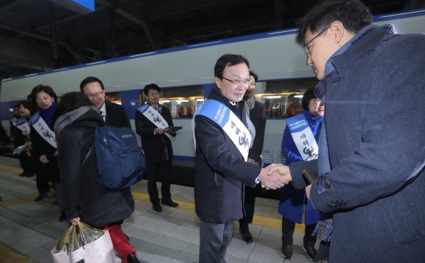 이해찬 대표, 홍영표 원내대표 등 더불어민주당 인사들이 2월1일 오전 서울 용산역에서 설을 맞아 고향에 내려가는 시민들에게 인사하는 모습. ⓒ 시사저널 박정훈