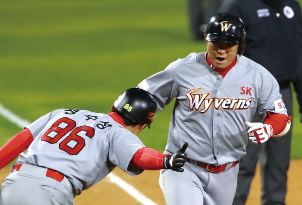 2018 프로야구 한국시리즈 SK 와이번스와 두산 베어스의 6차전 경기에서 SK 최정이 동점 홈런을 날렸다. ⓒ 연합뉴스