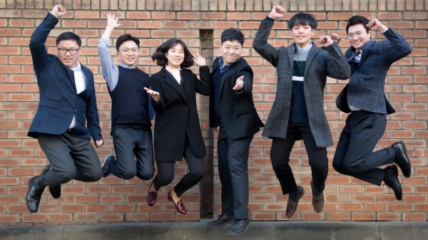 보수 진영에 대한 올바른 정치를 제시하고자 지난해 9월 출범한 청년연대체 '청사진' 파트너들이 포즈를 취하고 있다. 왼쪽부터 문동욱, 백경훈, 이윤정, 정원석 위원장, 박도현, 김태일 / 시사저널 임준선