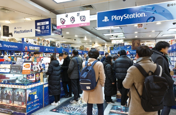 1월29일 서울 서초구 국제전자센터 한우리 게임매장에 게임 타이틀을 구매하려는 고객들이 줄을 서 있다. ⓒ 시사저널 최준필