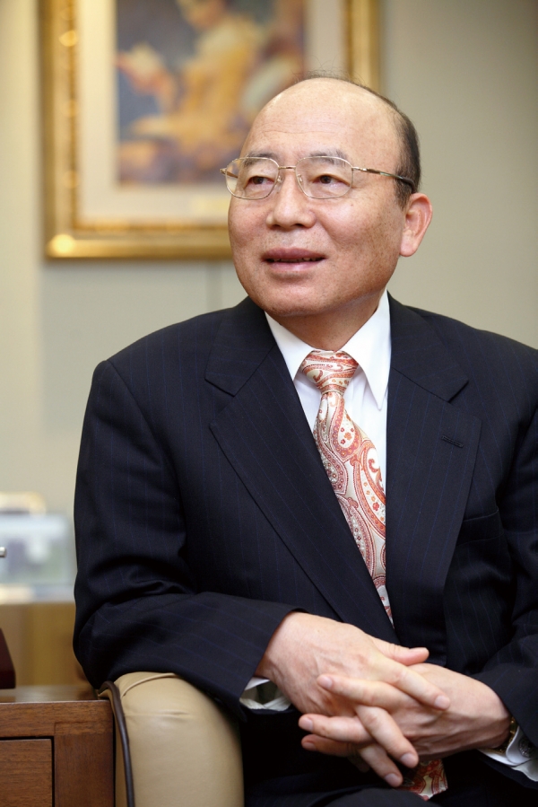 이봉관 서희건설 회장(사진)의 주가 조작 의혹에 대해 금융감독원이 조사에 나섰다. ⓒ 연합뉴스