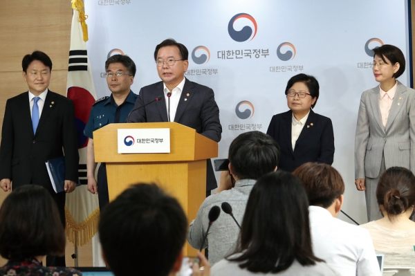김부겸 행안부 장관이 2018년 6월15일 서울 세종로 정부서울청사에서 화장실 불법 촬영 범죄 근절 특별대책을 발표하고 있다. ⓒ 연합뉴스