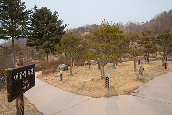 서울시 시설관리공단에서 운영하는 경기도 고양시에 위치한 화장터 ' 서울시립 승화원'에서 화장이 끝난 후 수목장으로 안치되는 서울시립 용미리 묘지공원 모습. 2014.02.26. ⓒ 박은숙 기자