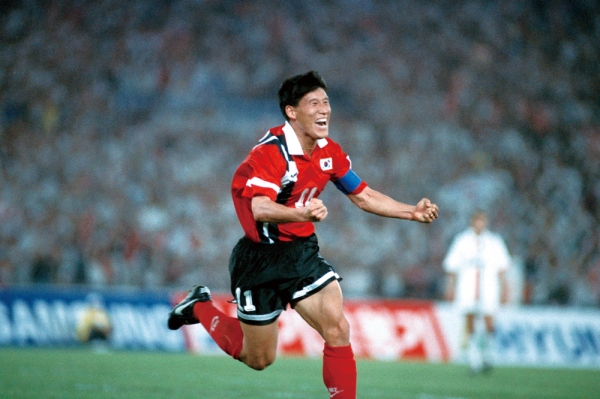 1996년 5월24일 서울 잠실주경기장에서 열린 2002년 월드컵 유치 기원 한국과 AC밀란의 친선경기. 추가골을 터뜨린 고정운이 두손을 불끈 쥐고 환호하고 있다. ⓒ 연합뉴스