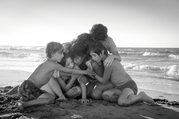 멕시코 감독 알폰소 쿠아론이 멕시코 출신 배우들과 자국의 언어로 촬영한 《로마》의 한 장면 ⓒ 넷플릭스