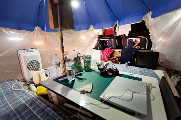 전기매트, 침낭 등이 있는 농성장 천막 내부는 ‘민심이 모인 장소’이다. ⓒ 시사저널 최준필