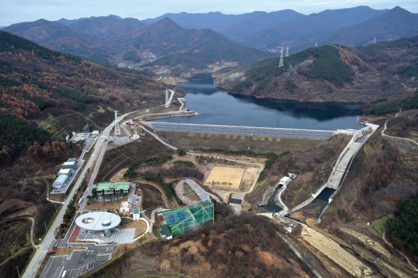 양수발전소는 스스로 최초의 전기를 만들 수 있는 발전소로 평가받는다. 사진은 예천 양수발전소를 하늘에서 찍은 모습 ⓒ 한국수력원자력