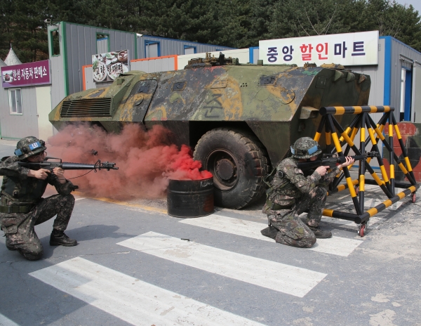 예비군의 날 50주년을 맞아 지난해 3월31일 56사단 금곡 예비군훈련대에서 실시한 '최정예 예비군 탑-팀' 경연대회에서 참가 예비군들이 시가지 전투를 하는 모습. ⓒ 연합뉴스