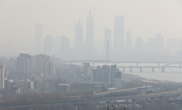 미세먼지 예비저감조치가 발령된 2월21일 오후 서울 마포구 하늘공원에서 바라본 서울 도심이 미세먼지의 영향으로 뿌연 모습을 보이고 있다. ⓒ 시사저널 고성준