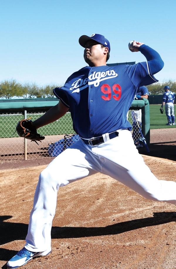 2월20일 LA 다저스의 류현진이 미국 애리조나주 글렌데일 캐멀백랜치의 스프링캠프에서 첫 라이브 피칭에 앞서 불펜에서 공을 던지고 있다. ⓒ 연합뉴스